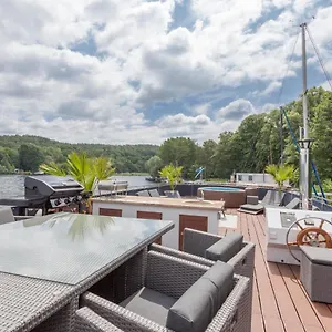  Botel Hausboot Deluxe